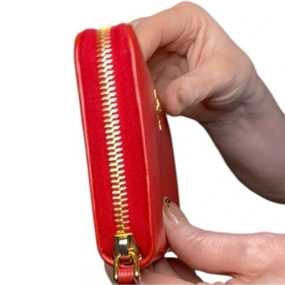 Prada zip-around continental wallet in Vitello Move leather in red (Lacca) - Picture 6 of 14